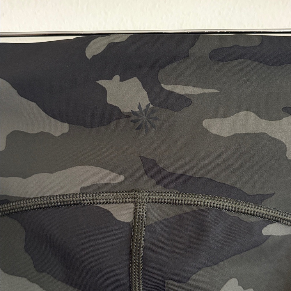 Athleta Camo Ultimate Stash Pocket 7/8 Tight Leggings - Picture 6 of 7